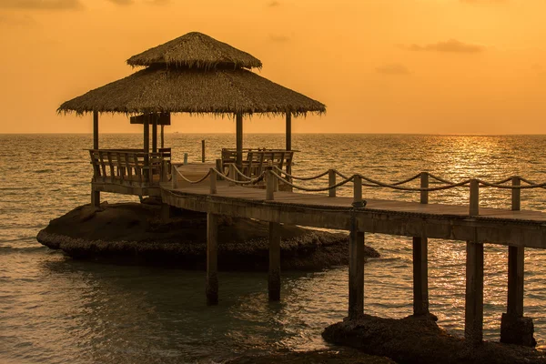 Vacker solnedgång på stranden i ön Koh Kood, Thailand. — Stockfoto
