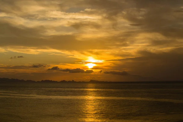 Beautiful sunset on the beach in island Koh Phangan, Thailand. — Stock Photo, Image