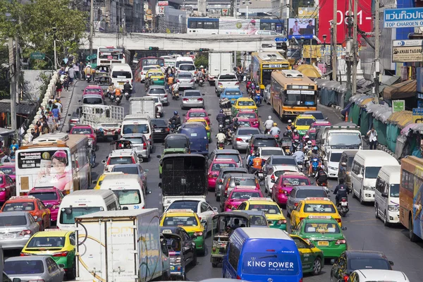 Traffic moves slowly along a busy road in Bangkok, Thailand. — Stock Photo, Image