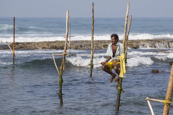 Τοπικοί αλιείς αλιεύουν στο νερό της θάλασσας. Σρι Λάνκα — Φωτογραφία Αρχείου