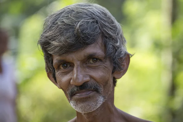 Unidentified old Sri Lankan beggar waits for alms on a street — Stock Photo, Image