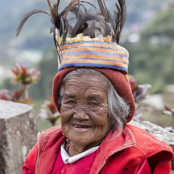 棚田の横に民族衣装で古いイフガオ女性。フィリピン ・ バナウエ. — ストック写真