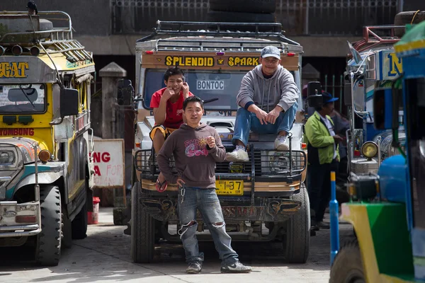 本港的公共交通吉普和男子。巴，菲律宾. — 图库照片