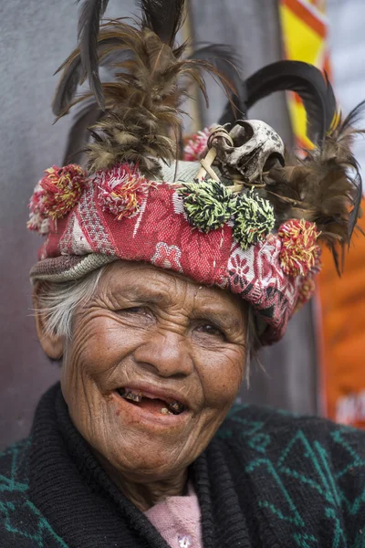 棚田の横に民族衣装で古いイフガオ女性。フィリピン ・ バナウエ. — ストック写真