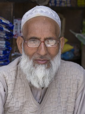 Srinagar, Keşmir, Hindistan portre Hintli Müslüman erkekte. 