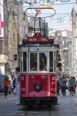İstiklal cadde üzerinde kırmızı Taksim Tünel nostaljik tramvay. Istanbul, Türkiye