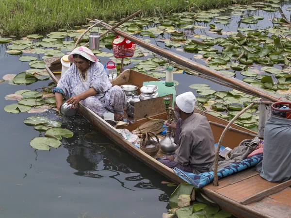 木制小船，在湖中的印度人。斯利那加，印度 — 图库照片