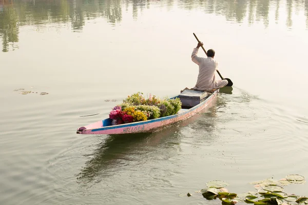 Träbåt och indiska folket i sjön. Srinagar, Indien — Stockfoto