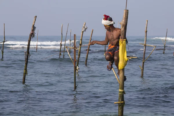 海の水で地元の漁師の釣りです。スリランカ — ストック写真