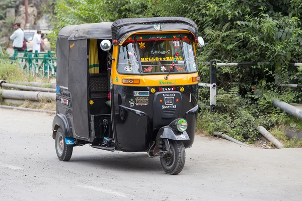 Black auto rickshaw taxis on a road in Srinagar, Kashmir, India. — Stock Photo, Image