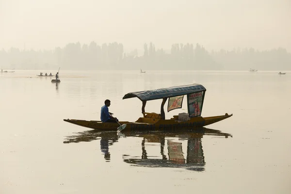 Houten boot en Indische mensen in meer. Srinagar, India — Stockfoto