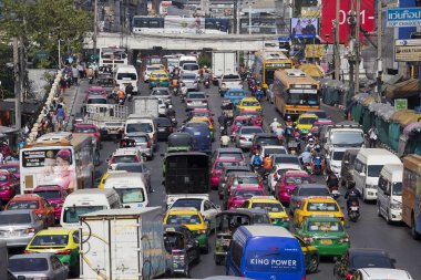 Trafik yavaş yavaş Bangkok, Tayland işlek bir yol boyunca taşır..