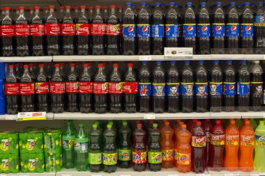Coca Cola, Pepsi Cola, Fanta ve Central Festival Pattaya Beach alışveriş merkezinde Sprite şişe ile temizleyelim. Tayland