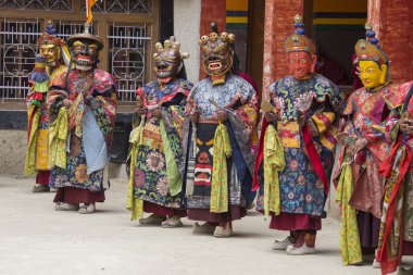 Tibet lama Hemis Gompa Budist festival Tsam gizem dans dans maske giymiş. Ladakh, Kuzey Hindistan