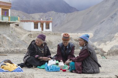 Mistik maskesi Lamayuru Gompa, Ladakh, Kuzey Hindistan, Yuru Kabgyat Budist festivalin zamanında Tsam gizem dans dans sırasında Tibet yaşlı kadınlar
