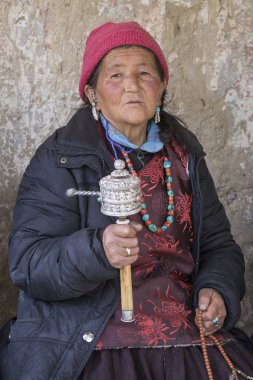 Mistik maskesi Lamayuru Gompa, Ladakh, Kuzey Hindistan, Yuru Kabgyat Budist festivalin zamanında Tsam gizem dans dans sırasında Tibet yaşlı kadın