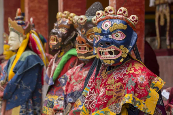 Tibetan lama dressed in mask dancing Tsam mystery dance on Buddhist festival at Hemis Gompa. Ladakh, North India — Stock Photo, Image