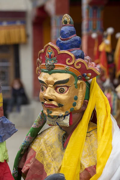 Tibetan lama dressed in mask dancing Tsam mystery dance on Buddhist festival at Hemis Gompa. Ladakh, North India — Stock Photo, Image