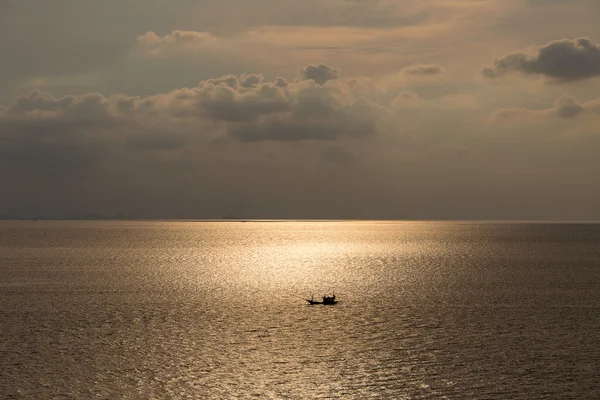 Piękny zachód słońca na plaży na wyspie koh phangan, Tajlandia. — Zdjęcie stockowe