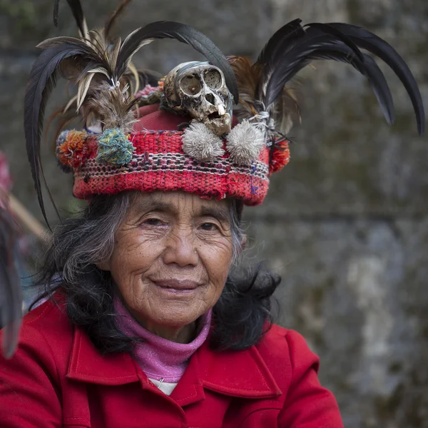 Velha mulher ifugao em vestido nacional ao lado de terraços de arroz. Banaue, Filipinas . — Fotografia de Stock