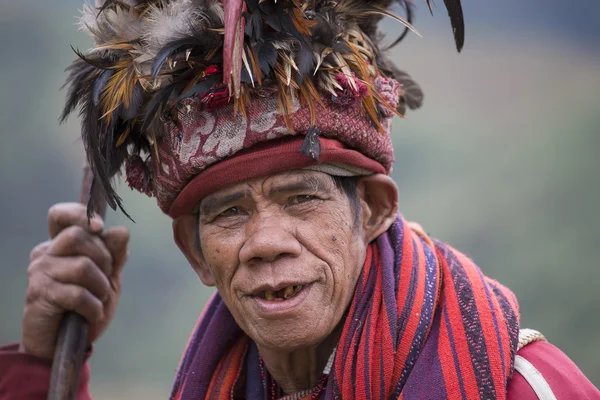 Old ifugao man in national dress next to rice terraces. Banaue, Philippines. — Stock Photo, Image