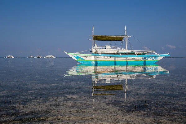 Tekneler adalar arasında seyahat etmek turist bekliyor. Filipinler — Stok fotoğraf