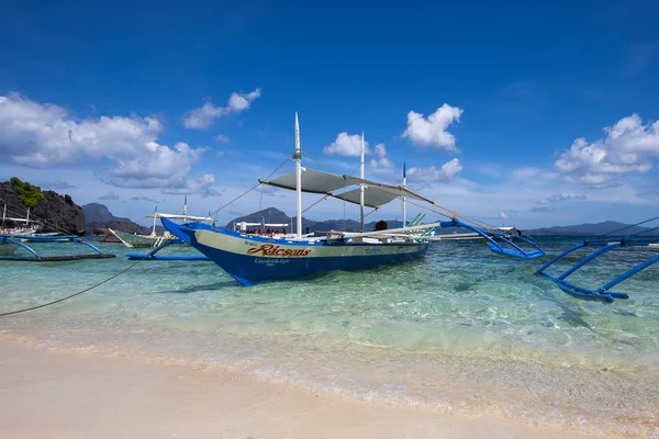 Boats waiting for tourists to travel between the islands. El Nido, Philippines — Stock Photo, Image