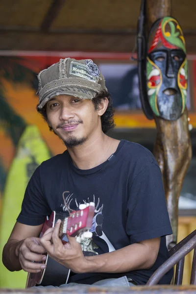 Portret mężczyzny lokalnych gry na gitarze dla turystów. El Nido, Filipiny — Zdjęcie stockowe