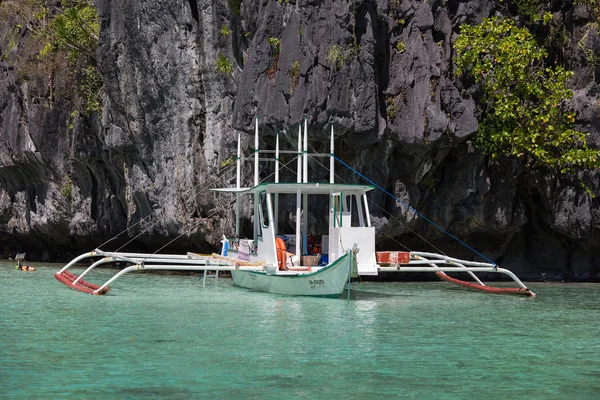 Boats waiting for tourists to travel between the islands. El Nido, Philippines — Stock Photo, Image