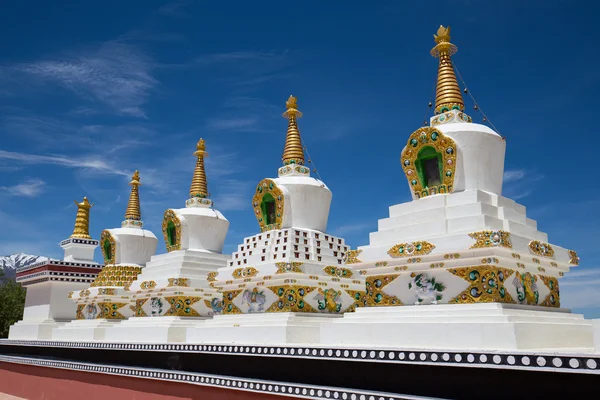 Buddhistiska vita stupa och blå himmel. Thiksey kloster, Leh, Ladakh, Indien — Stockfoto