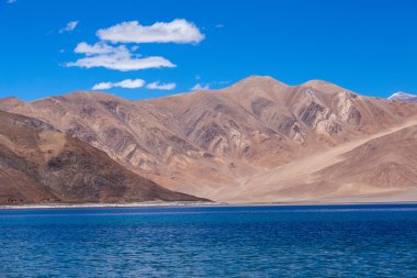  Pangong göl güneşli gün. Pangong göldür, bir kapalı göl yaklaşık 4,350 m (14,270 ft) yükseklikte yer alan Himalayalar. 134 km (83 mi) uzunluğunda ve Hindistan'dan Tibet'e uzanan.