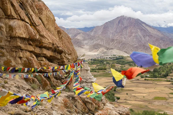 Un montón de banderas coloridas de oración budista en la Stupa cerca de Takthok gompa, monasterio budista en Ladakh, Jammu Cachemira, India —  Fotos de Stock