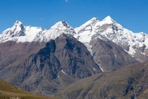 Sullo sfondo delle montagne innevate sul Passo Rohtang, che si trova sulla strada Manali - Leh. India, Himachal Pradesh — Foto Stock