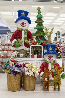 Bangkok, Tayland için 19 Kasım 2013 tarihinde Siam Paragon süpermarkette Noel oyuncaklar satırları