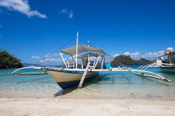 Boats waiting for tourists to travel between the islands. El Nido, Philippines — Stock Photo, Image