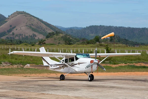Самолет в аэропорту Бусуанги на острове Корон . — стоковое фото