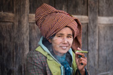 Gülümseme yüzünde yaşlı kadın portre. Inle Gölü, Myanmar