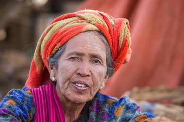 Gülümseme yüzünde yaşlı kadın portre. Inle Gölü, Myanmar