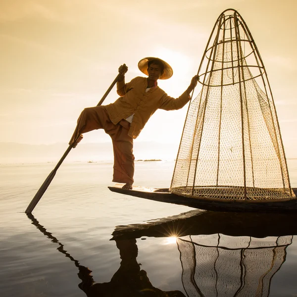 Pêcheur birman sur un bateau en bambou pêchant le poisson de manière traditionnelle avec un filet fait main. Lac Inle, Myanmar, Birmanie — Photo