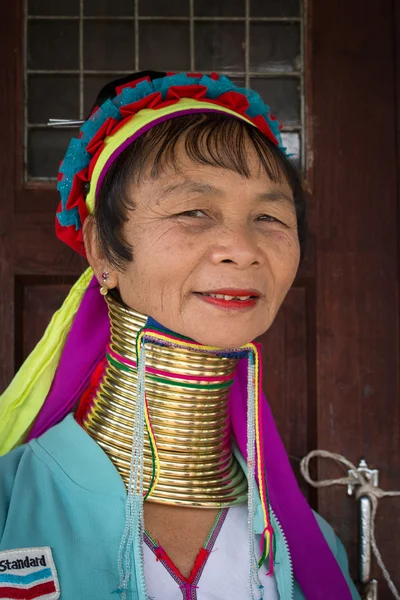 Stående padaung tribe Långhalsad stam kvinna. Inle lake, Myanmar, Burma — Stockfoto