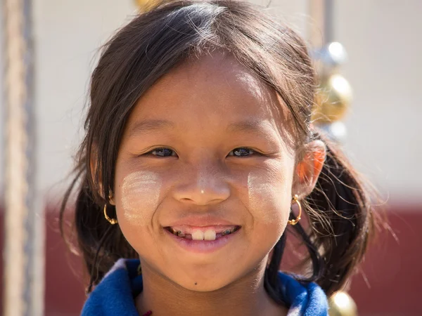 Portret młodej dziewczyny z thanaka na jej twarzy uśmiech. Inle lake, Myanmar — Zdjęcie stockowe