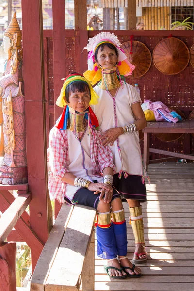 İki padaung uzun boyunlu kabile kadın. Inle Gölü, Myanmar, Burma — Stok fotoğraf