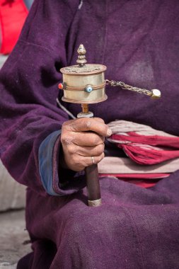Budist dua tekerlekli Lamayuru Gompa, Ladakh, Hindistan elinde eski Tibet kadın.   