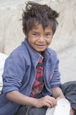 Portre dilenci çocuk Leh, yoldan geçen para için yalvarır. Ladakh, Hindistan
