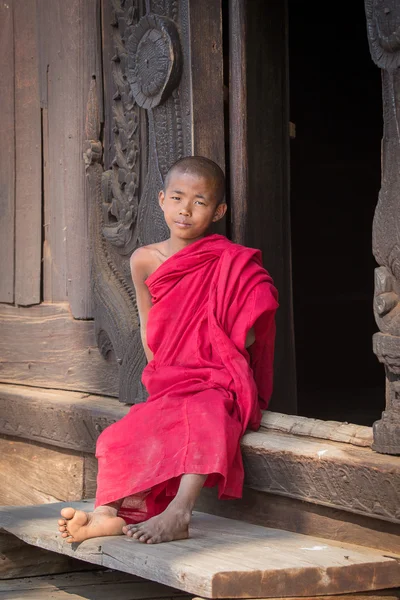 Porträt eines jungen Mönchs in einem Kloster. Mandalay, Myanmar — Stockfoto