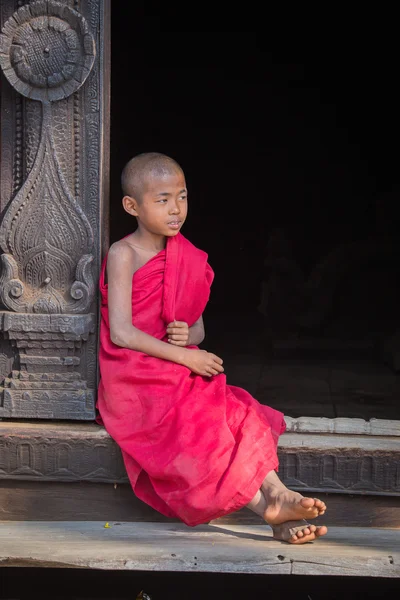 Retrato de un joven monje en un monasterio. Mandalay, Myanmar — Foto de Stock