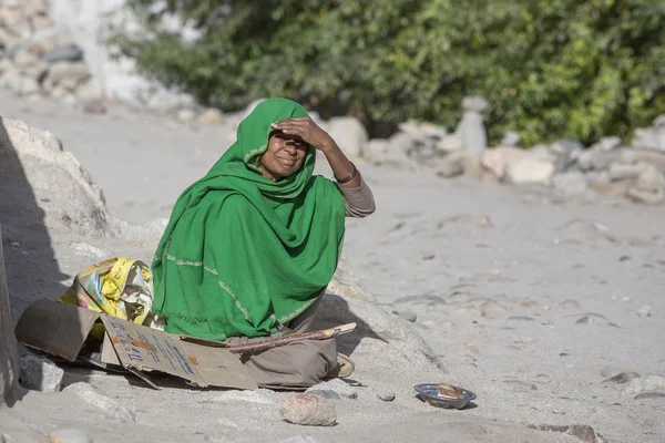 Ubohá žena žebrá o peníze u kolemjdoucí na ulici v Leh Ladakh. Indie — Stock fotografie