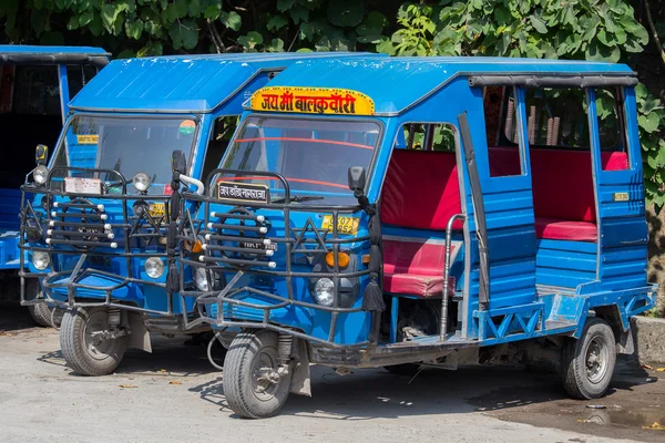 Otomatik çekçek taksiler bir yolda. Rishikesh, Hindistan — Stok fotoğraf