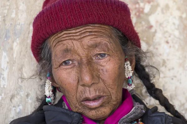 Tibetan old women during mystical mask dancing Tsam mystery dance in time of Yuru Kabgyat Buddhist festival at Lamayuru Gompa, Ladakh, North India — Stock Photo, Image