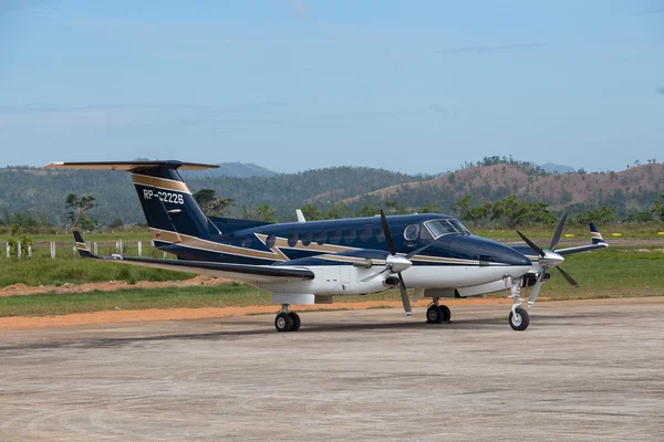 Avião no aeroporto de Busuanga na ilha de Coron. Filipinas — Fotografia de Stock